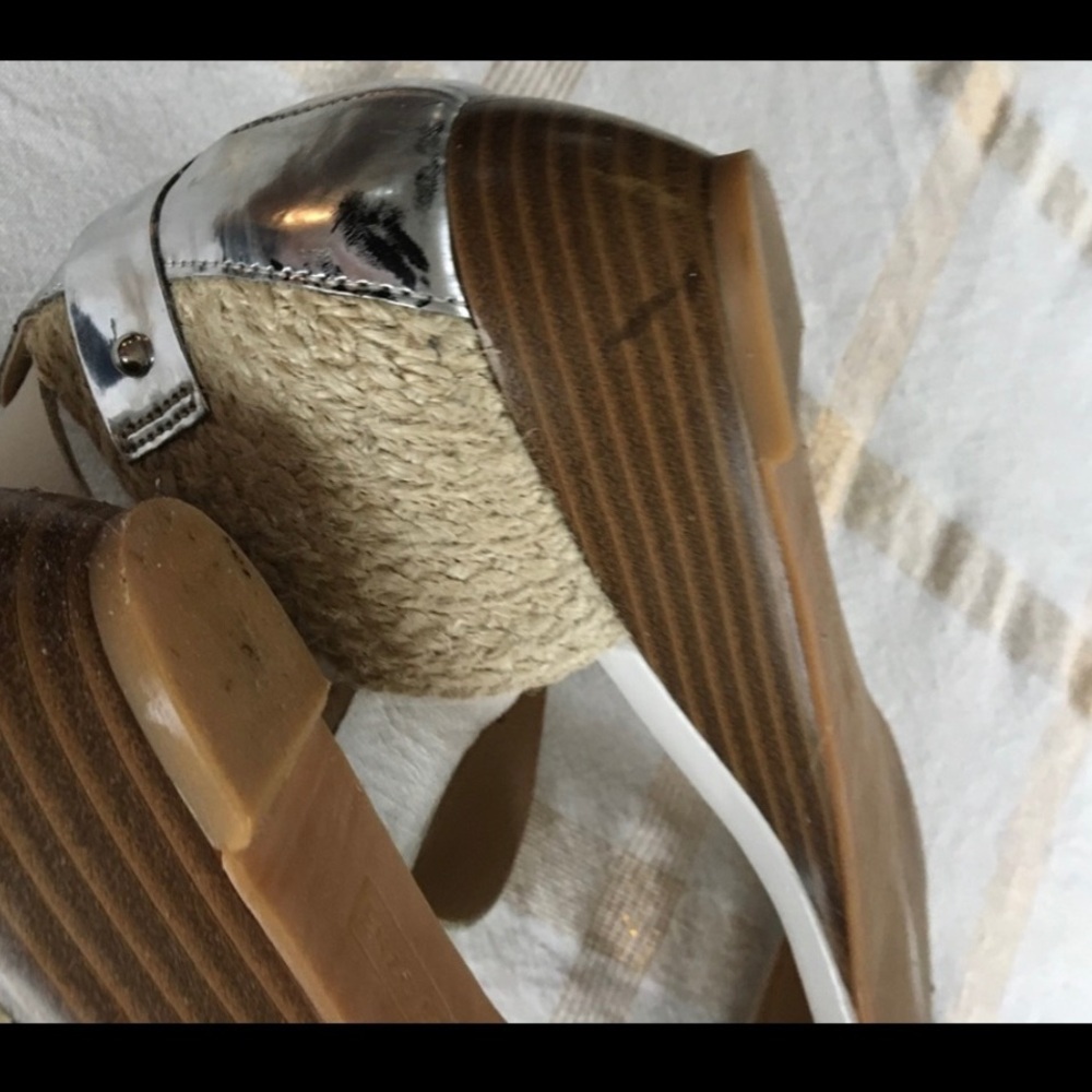 9 1/2 ENZO ANGIOLINI SILVER, WHITE, & JUTE SANDAL - Picture 5 of 11